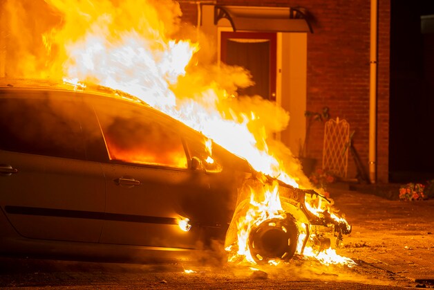 Auto verwoest door brand in Oss | Regio | BD.nl