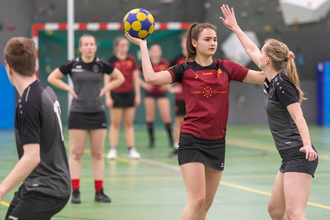 Tilburgse studenten maken korte metten met stoffig imago korfbal: ‘Het ...