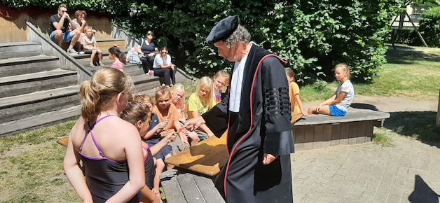 Professor in toga geeft in de bloedhitte college op de ...
