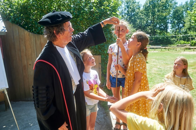 Professor in toga geeft in de bloedhitte college op de ...
