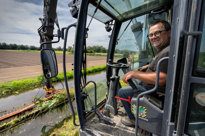 Al 32 jaar houdt Han sloten en kanalen vrij van overtollig groen: ‘De ...
