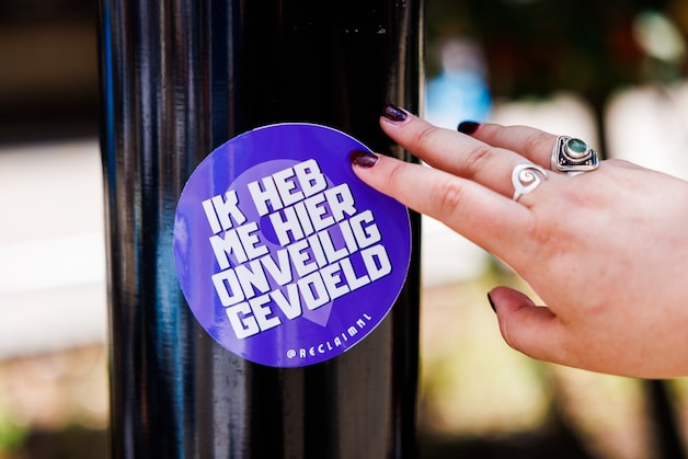 ‘Nee, mijn korte rokje heeft geen bedoelingen’: plak een sticker op de ...