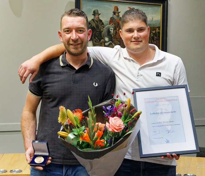 Mark krijgt heldenpenning voor het redden van zijn vriend uit ...
