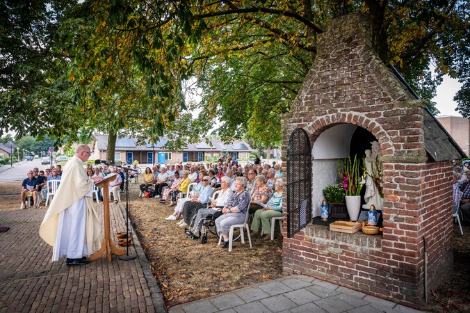 Openluchtmis voor Maria ten Hemelopneming op Piusplein in Uden | Regio ...