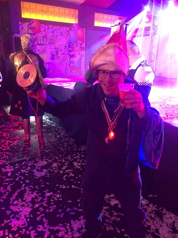 ‘Prins’ Tom mét steek steelt show bij carnavalsfeest voor mensen met ...