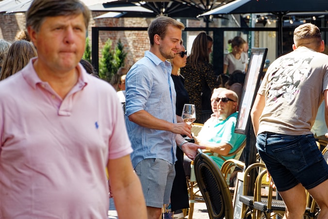 Staand een biertje drinken op terras? Daar wil de gemeente een einde ...