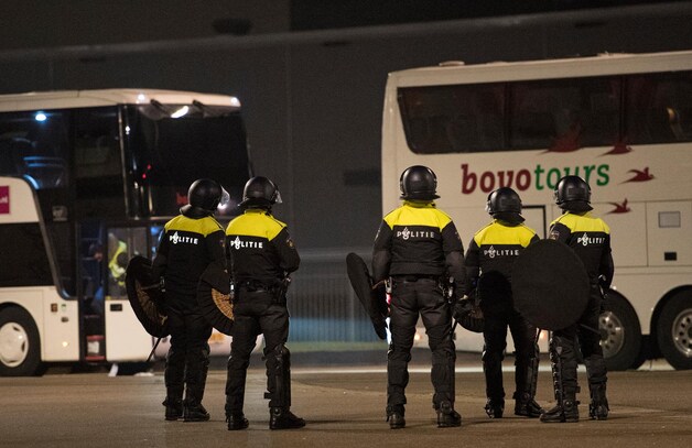 Rellen buiten stadion FC Den Bosch: ME grijpt in tegen 50 Belgische ...