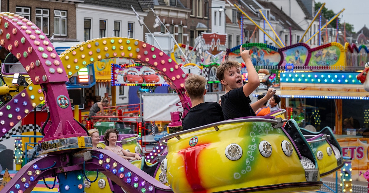 Eindelijk is de Zaltbommelse kermis weer in de binnenstad: ‘Met een drankje erbij is het een stuk ge