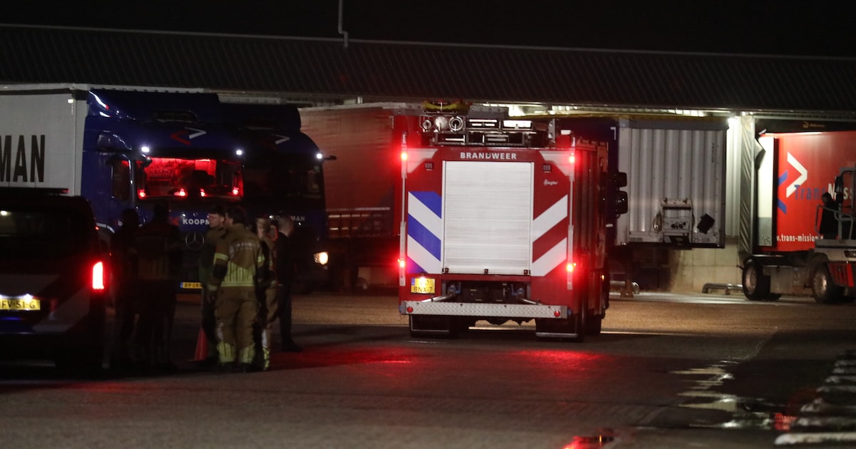 Brandweer naar Bergen op Zoom voor brandstoflek, grote plas op de grond