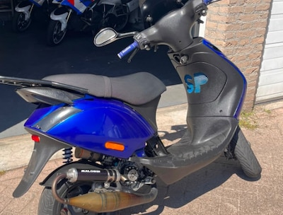 Scooterrijder scheurt met 100 kilometer per uur door Eindhoven, maar politie herkent hem via sociale
