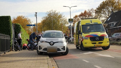 Mountainbiker botst tegen zijspiegel van auto in Oss en raakt gewond