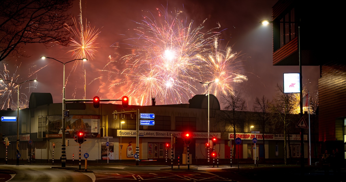 LIVE Oud en Nieuw in Brabant | Geweld tegen politie in Breda, meerdere branden door vuurwerk