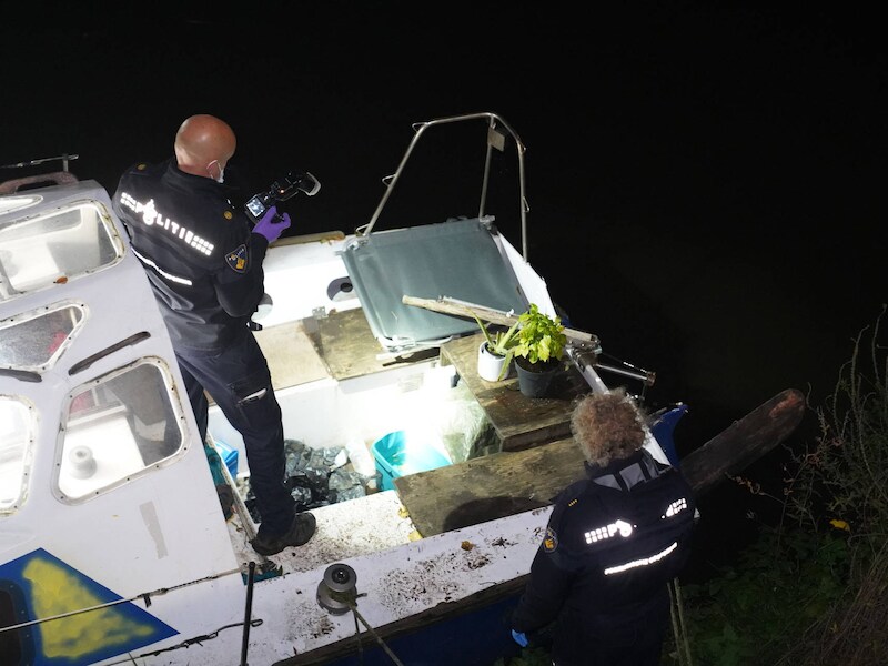 Dode man aangetroffen in bootje in Den Bosch, politie doet onderzoek ...