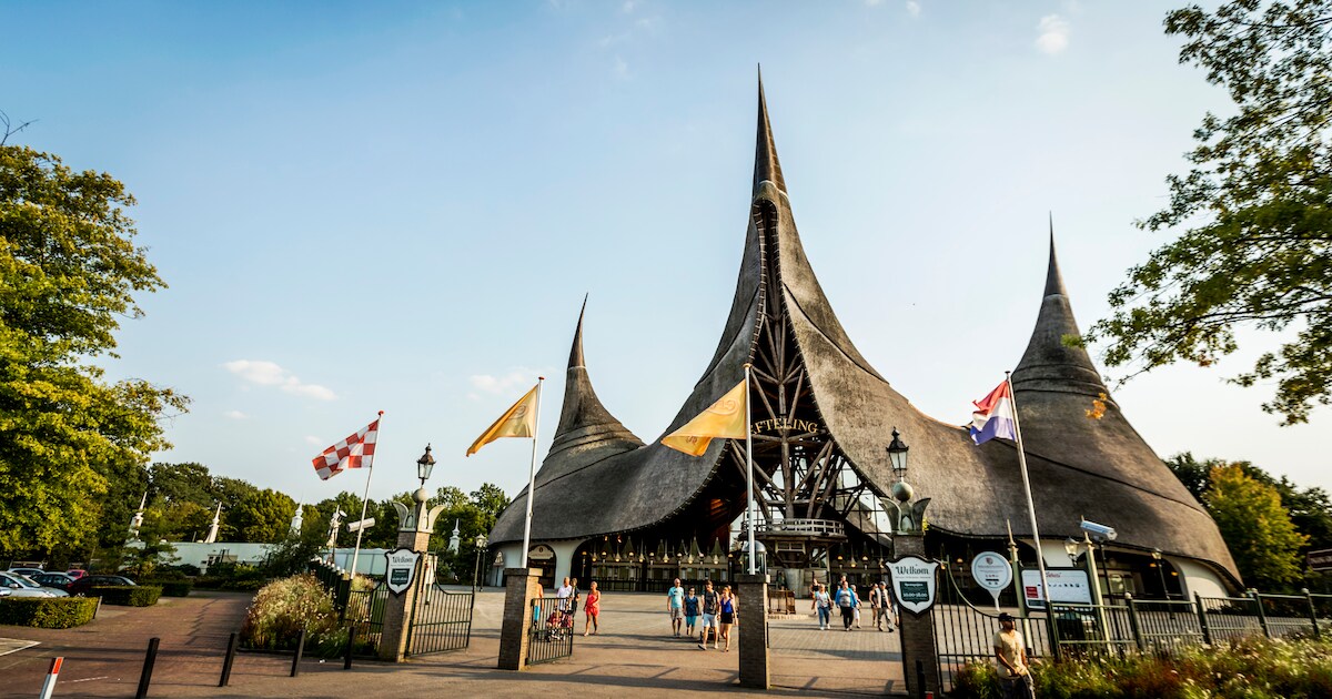 Ingang Efteling 26 jaar oud: grootste rieten dak van de wereld is aan vervanging toe | Waalwijk, Heu