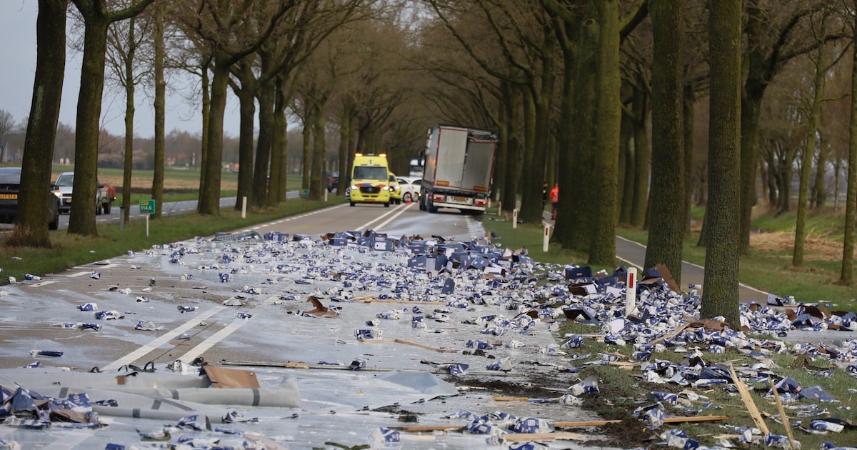 Vrachtwagen belandt in de berm in Odiliapeel, weg ligt vol melk