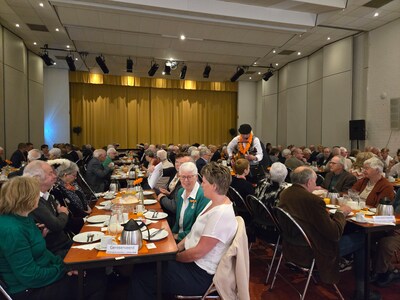 Laarbeekse gedecoreerden beginnen Koningsdag met worstenbrood en oranjebitter