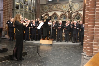 Astens Mannenkoor luistert kerst-kerkdienst op