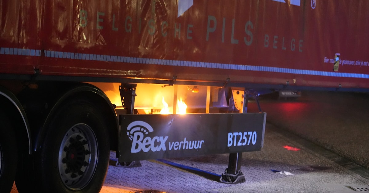 Accu van vrachtwagentrailer vliegt in brand op parkeerplaats in Rijen