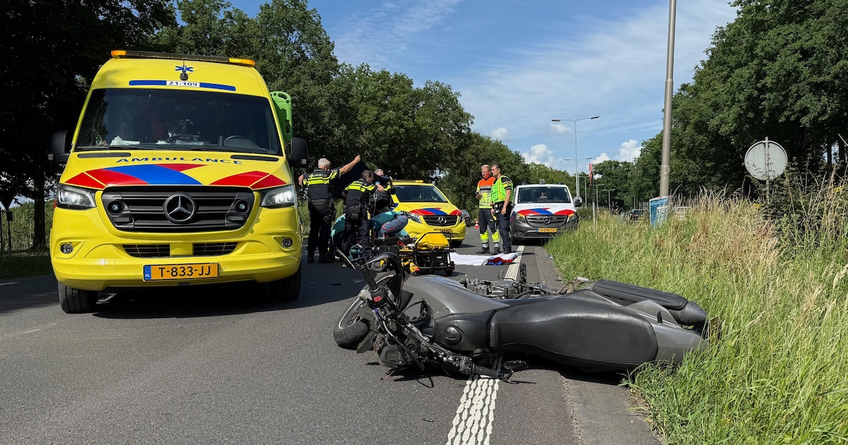 Oudere mevrouw zwaargewond door botsing met motorrijder.
