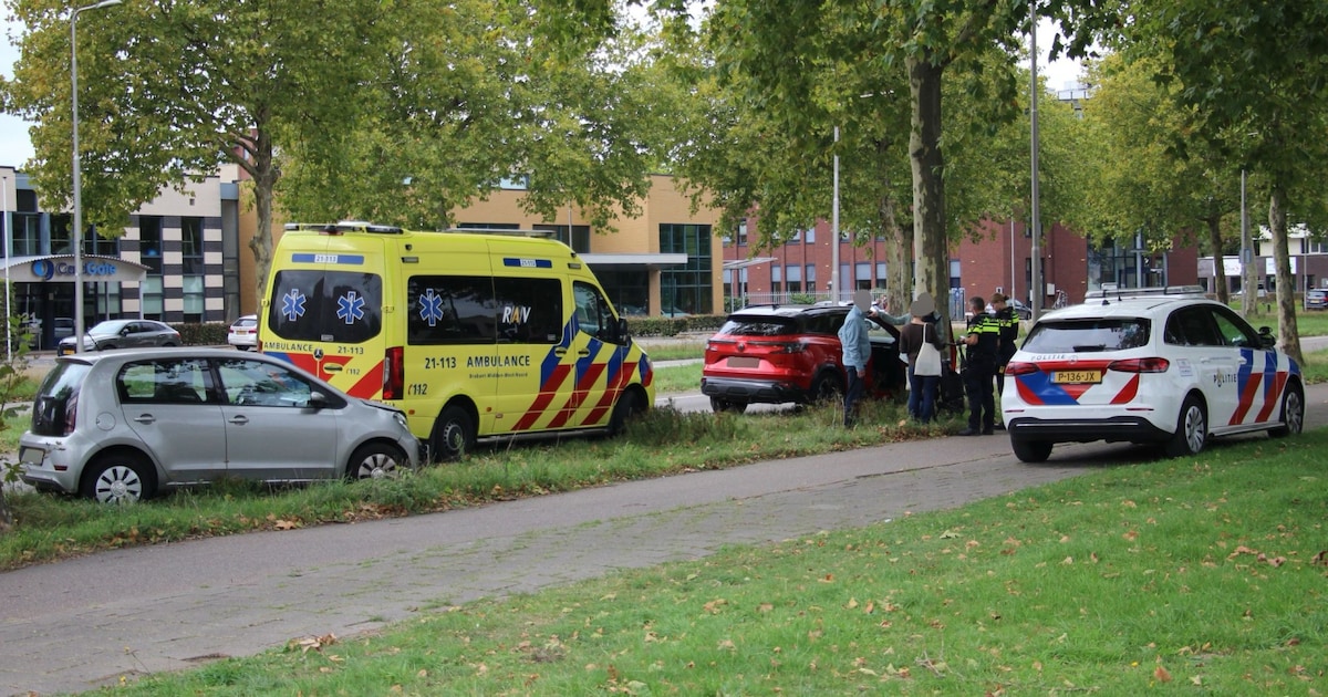 Gewonde bij botsing in Oss: slachtoffer naar het ziekenhuis gebracht.