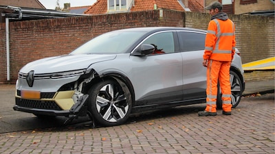 Auto’s botsen in Oss en verliezen delen van bumper, vrouw nagekeken in ambulance