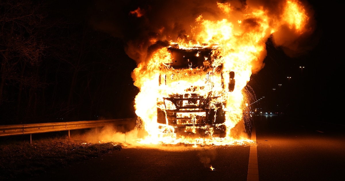 Vrachtwagenbrand op de A58 bij Tilburg-Reeshof zorgde voor forse vertraging vanuit Breda, weg nog de
