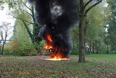 Brandstichting glijbaantje kost gemeente bijna 20.000 euro: ‘Welke gek doet dit nou weer?’