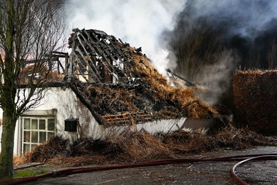 ‘We hebben niets kunnen redden’: bewoners kijken geëmotioneerd naar hun uitgebrande huis in Almkerk
