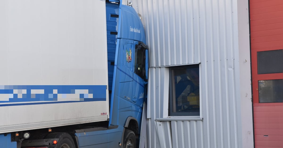 Vrachtwagen rijdt bedrijfspand binnen in Hedel, chauffeur naar ziekenhuis