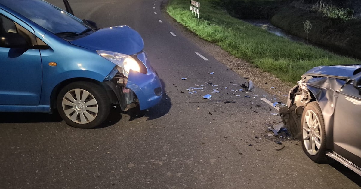 Twee auto’s klappen frontaal op elkaar in Wijk en Aalburg