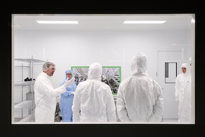 Helmondse school pakt uit met echte cleanroom: ‘Dit zijn superdure vierkante meters’