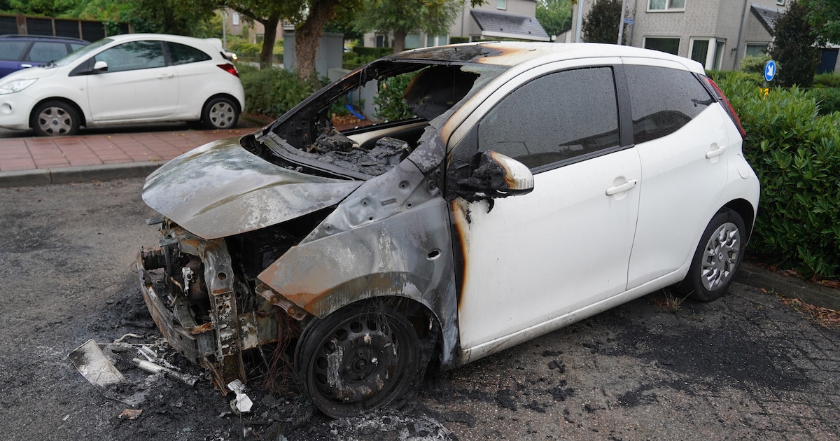 Auto volledig uitgebrand in Rosmalen