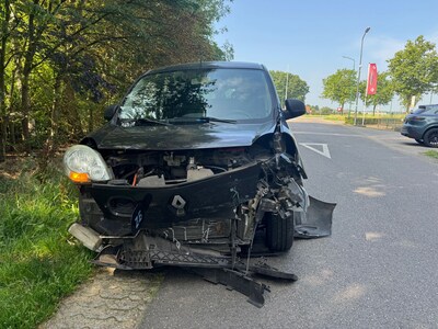 Automobiliste wil weg oversteken, maar botst met bestelbus: flink wat schade op N277 bij Elsendorp