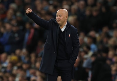 Engelse media keihard over Liverpool en Arne Slot: ‘Ziet eruit als een man op de verkeerde bouwplaats’