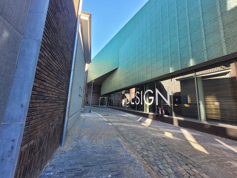 Bezoekers kunnen ‘levende boeken’ lenen en gesprekken voeren over verschillende thema’s.