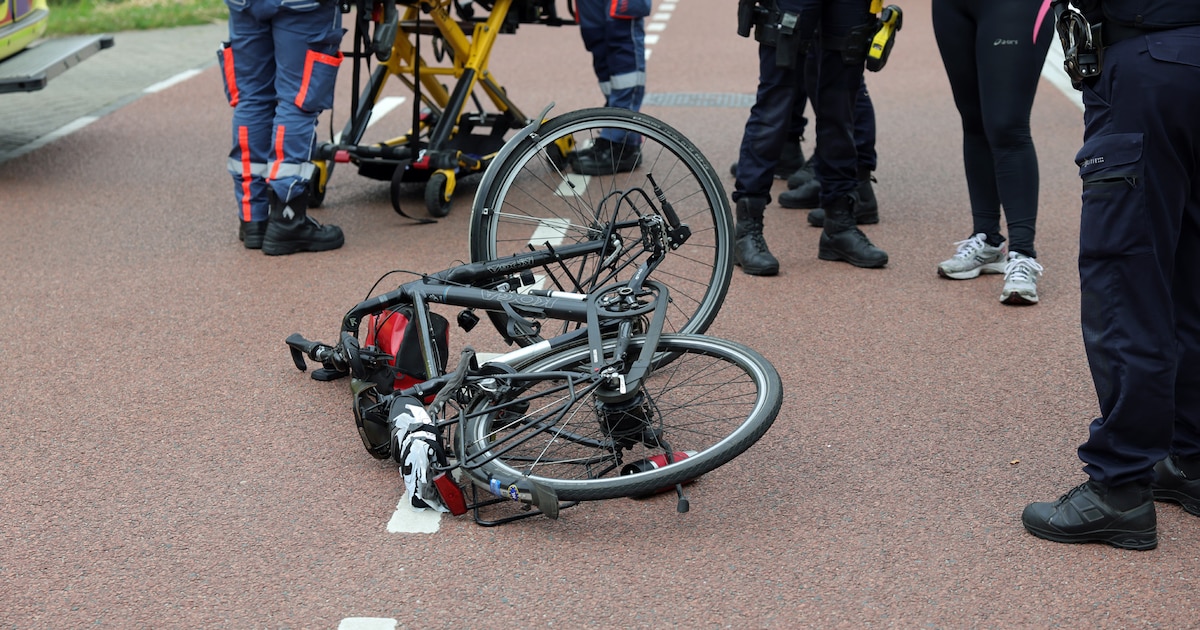 Aangereden fietser op brandcard afgevoerd naar ziekenhuis.