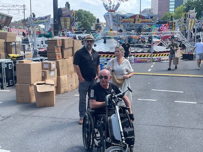 Waarom wordt getest hoe toegankelijk de Tilburgse kermis écht is: ‘Fantastische goot, Sander! Honder