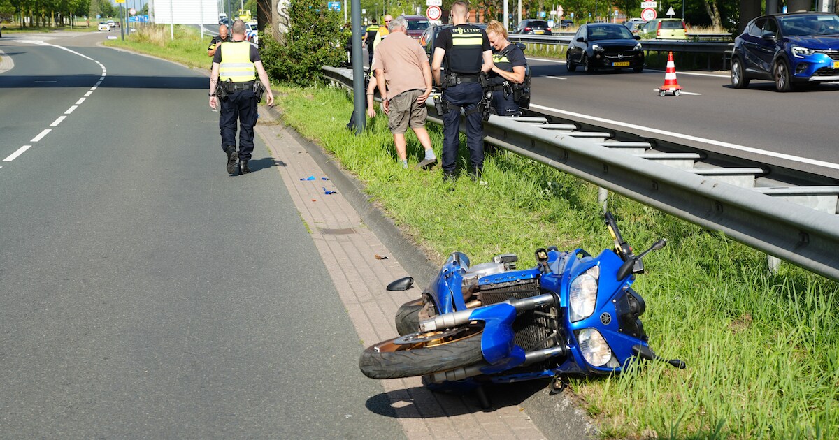 Motorrijder zwaargewond na botsing tegen viaductrand: slachtoffer belandt op de A59.