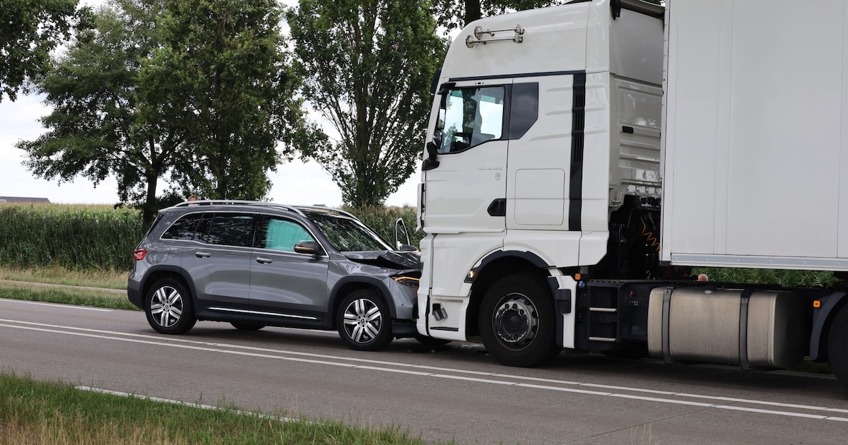 Auto botst frontaal op vrachtwagen op N277