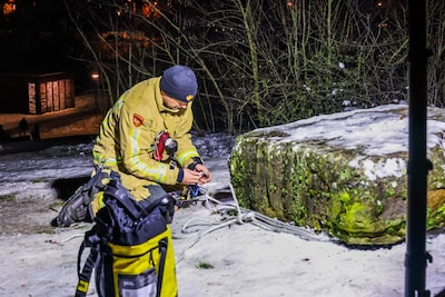 Man raakt gewond op besneeuwd uitkijkpunt in Eindhoven, speciaal brandweerteam haalt hem naar benede