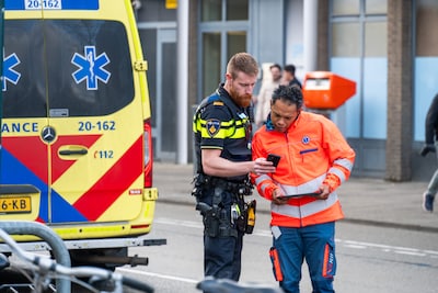 Scooter botst tegen auto in Breda, omstanders blokkeren weg en helpen slachtoffer