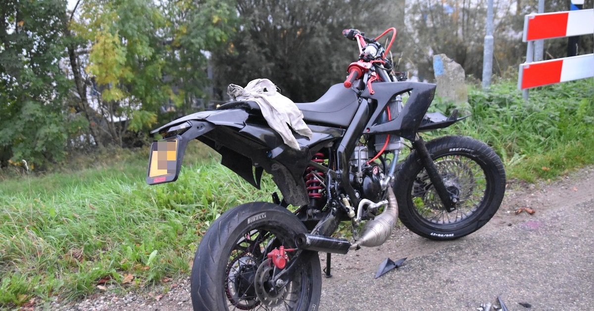 Man op bromfiets raakt gewond bij botsing met auto in Nederhemert
