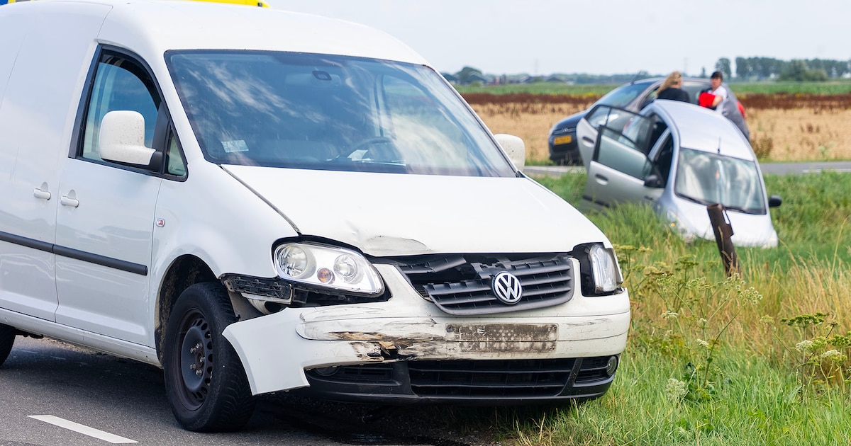 Auto belandt in greppel na botsing in Maren-Kessel.