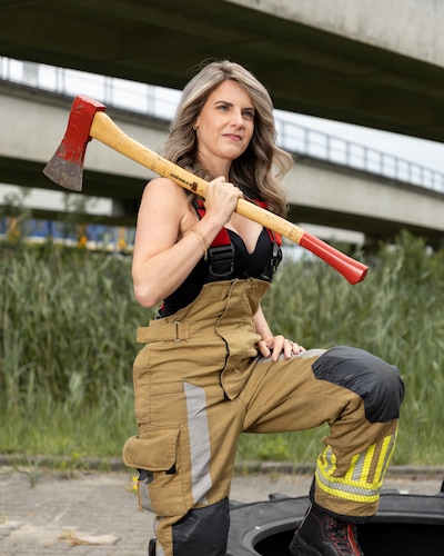Michelle (37) staat op brandweervrouwenkalender om statement te maken: ‘Wij horen er ook bij’