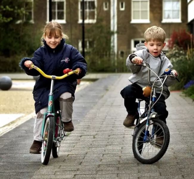 Fietsende kinderen.