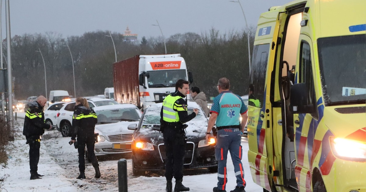 Botsing tussen twee auto’s op de Midden-Brabantweg bij Kaatsheuvel zorgt voor flink wat schade