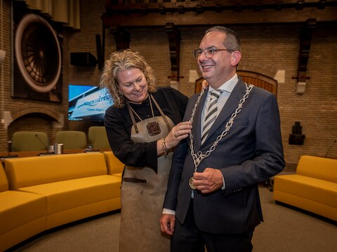 Met een paperclip je oude ambtsketen moeten fixen midden in de lintjesregen: Woensdrecht was toe aan een nieuwe 