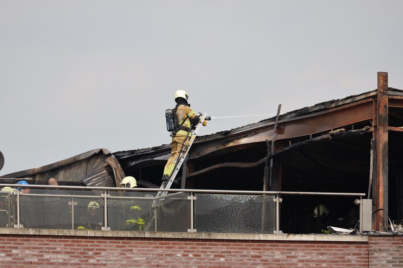 De brandweer blust maandag nog na in Werkendam. Zondag ging het hier gruwelijk mis.