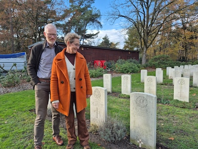 Eerste adoptanten Brits Ereveld Mierlo geëerd met certificaat: ‘Bevrijders mogen nooit worden verget