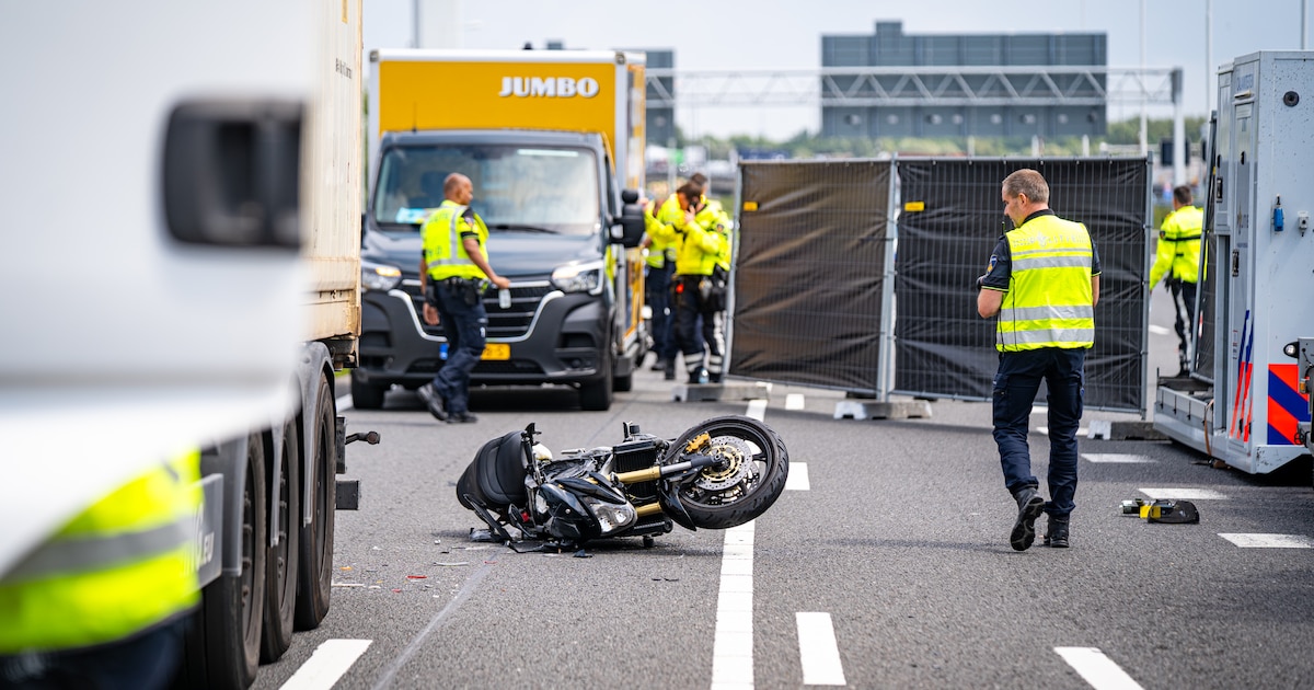 Motorrijder overleden na botsing met vrachtwagen op A15, chauffeur aangehouden.